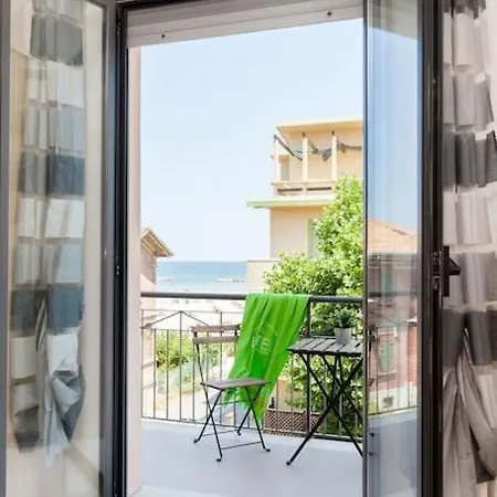 Beach House Holiday Apartments Rimini Exterior photo