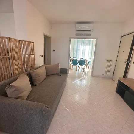 Beach House Holiday Apartments Rimini Exterior photo